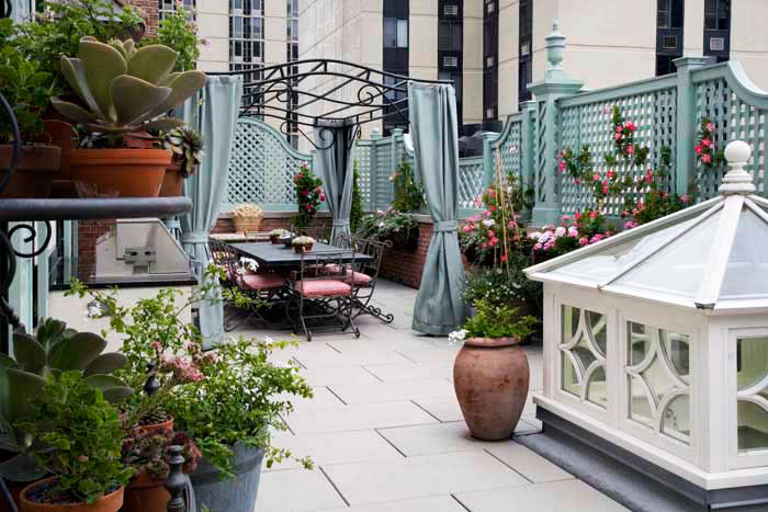 Elegant Rooftop Garden 004